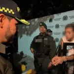 En Colombia, el artículo 29 de la Constitución establece que toda persona se presume inocente mientras no haya sido declarada judicialmente culpable. Esta garantía obliga a las autoridades a respetar el debido proceso y a evitar que la condición de capturado se confunda con una declaración de responsabilidad penal - Foto: Captura Vídeo