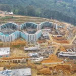 La obra no nació durante el Gobierno de De la Espriella. Su estructuración, financiación y contratación se remontan a 2023, durante la administración de Daniel Quintero en Medellín. El contrato de concesión se adjudicó ese año y, aunque el acta de inicio contractual se firmó en diciembre, la fase de construcción física comenzó en 2025, durante la administración de Federico Gutiérrez. La cronología permite establecer que se trata de un proyecto anterior al actual Gobierno nacional, no de una infraestructura concebida originalmente como parte de su política penitenciaria - Foto: X/@FicoGutierrez