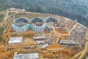 La obra no nació durante el Gobierno de De la Espriella. Su estructuración, financiación y contratación se remontan a 2023, durante la administración de Daniel Quintero en Medellín. El contrato de concesión se adjudicó ese año y, aunque el acta de inicio contractual se firmó en diciembre, la fase de construcción física comenzó en 2025, durante la administración de Federico Gutiérrez. La cronología permite establecer que se trata de un proyecto anterior al actual Gobierno nacional, no de una infraestructura concebida originalmente como parte de su política penitenciaria - Foto: X/@FicoGutierrez