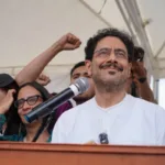 El senador relacionó esa transacción con otras operaciones sobre predios rurales y con decisiones estatales acerca de bienes vinculados a antiguos integrantes de las AUC. En su exposición planteó que esas relaciones deben examinarse para determinar si existieron beneficios indebidos, intereses particulares en decisiones administrativas o actuaciones que pudieran tener consecuencias penales - Foto: X/@IvanCepedaCast