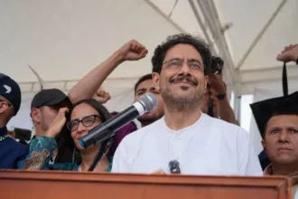 El senador relacionó esa transacción con otras operaciones sobre predios rurales y con decisiones estatales acerca de bienes vinculados a antiguos integrantes de las AUC. En su exposición planteó que esas relaciones deben examinarse para determinar si existieron beneficios indebidos, intereses particulares en decisiones administrativas o actuaciones que pudieran tener consecuencias penales - Foto: X/@IvanCepedaCast