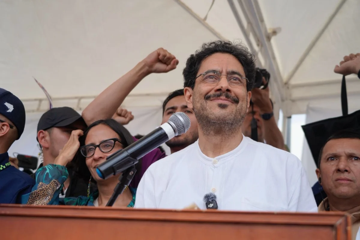 El senador relacionó esa transacción con otras operaciones sobre predios rurales y con decisiones estatales acerca de bienes vinculados a antiguos integrantes de las AUC. En su exposición planteó que esas relaciones deben examinarse para determinar si existieron beneficios indebidos, intereses particulares en decisiones administrativas o actuaciones que pudieran tener consecuencias penales - Foto: X/@IvanCepedaCast