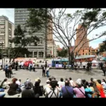 La programación fue anunciada para desarrollarse entre el 19 y el 24 de octubre de 2026, a las 10:00 de la mañana, en el entorno del Museo Nacional, ubicado en el centro de Bogotá. La convocatoria surgió después de que el retiro de objetos de distintas salas generara cuestionamientos de académicos, artistas, organizaciones sociales y representantes del sector cultural, que solicitaron explicaciones sobre los criterios utilizados para modificar las exposiciones - Foto: Instagram @clasealacalle