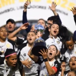 El torneo tendrá como sedes el estadio Banco Guayaquil y el Rodrigo Paz Delgado. La primera fase se jugará bajo el formato de grupos, con cuatro zonas de cuatro equipos. Cada club enfrentará una vez a sus tres rivales y los dos primeros de cada grupo avanzarán a los cuartos de final. Desde esa instancia, las eliminatorias serán a partido único - Foto: Conmebol