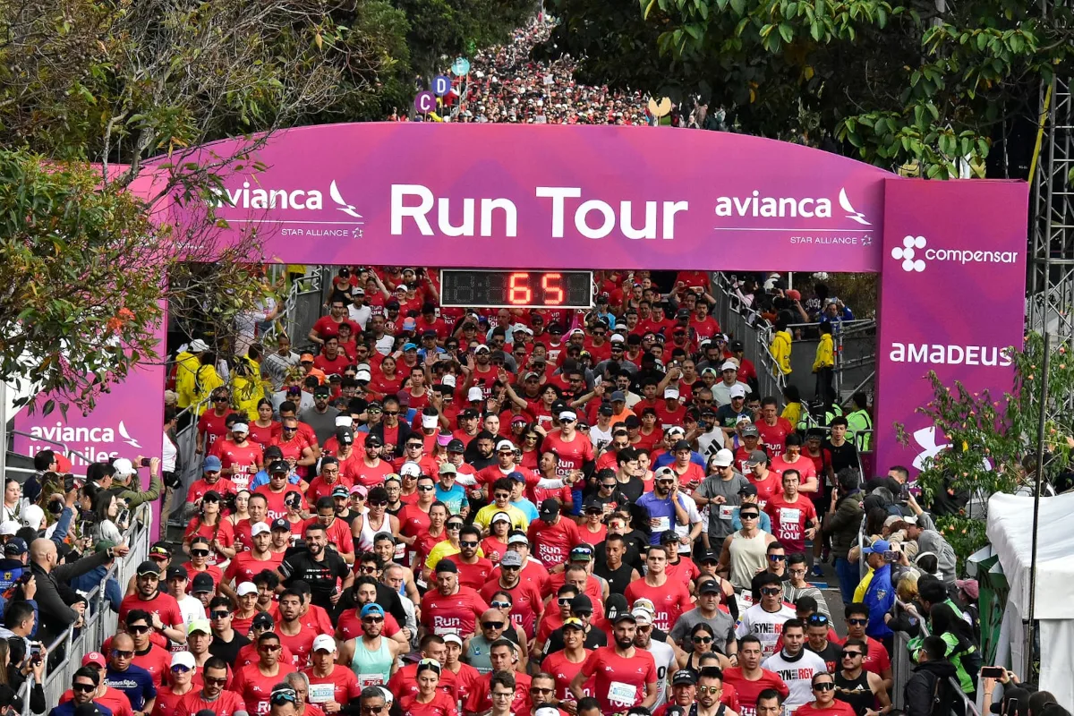 Fueron 8.000, las y los corredores que tomaron la partida en los 10K y 15K desde la Plazoleta de Alfiles, sobre la Calle 26 - Foto: Run Tour Avianca