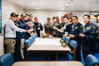 El principal interrogante es si el episodio podría encajar en la conducta descrita en el artículo 76, numeral 27, de la Ley 1862 de 2017, que contempla como falta gravísima consumir bebidas embriagantes durante actos del servicio o mientras se portan armas, municiones o explosivos de dotación oficial - Foto: Redes Sociales