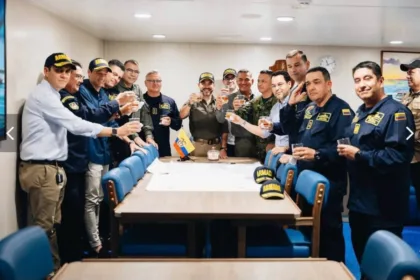 El principal interrogante es si el episodio podría encajar en la conducta descrita en el artículo 76, numeral 27, de la Ley 1862 de 2017, que contempla como falta gravísima consumir bebidas embriagantes durante actos del servicio o mientras se portan armas, municiones o explosivos de dotación oficial - Foto: Redes Sociales