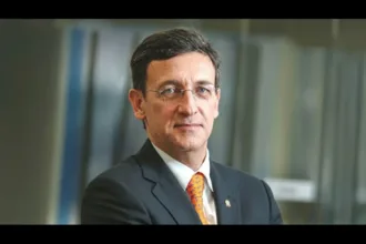 Rojas cuenta con una trayectoria en la administración de justicia que incluye su paso por el Consejo de Estado, corporación en la que se desempeñó como magistrado y llegó a ocupar la presidencia, desde donde participó en la dirección de uno de los principales tribunales de la estructura judicial colombiana - Foto: JEP