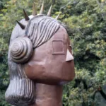 Una de las críticas que circulan en publicaciones y comentarios sobre la obra señala que la figura parece carecer de boca. Desde esa lectura, la ausencia se interpreta como una representación de una mujer silenciada, una imagen que contrasta con el propósito anunciado de reivindicar su presencia en la escena musical - Foto: IDRD