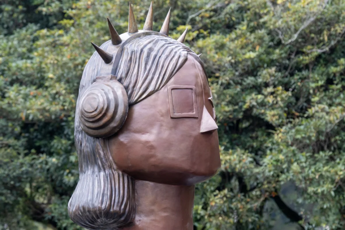 Una de las críticas que circulan en publicaciones y comentarios sobre la obra señala que la figura parece carecer de boca. Desde esa lectura, la ausencia se interpreta como una representación de una mujer silenciada, una imagen que contrasta con el propósito anunciado de reivindicar su presencia en la escena musical - Foto: IDRD