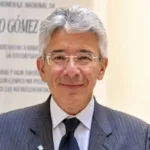 Uno de los elementos centrales de la controversia es que Enrique Gómez se declaró impedido para participar en la votación del presupuesto en la plenaria del Senado, después de haber intervenido en el primer debate en las comisiones económicas. El impedimento fue aceptado en la plenaria, según los reportes periodísticos. Ávila cuestiona que el senador hubiera reconocido la existencia de esa situación para una etapa del trámite, pero no se hubiera apartado de la discusión anterior en la que se aprobaron sus proposiciones - Foto: Redes Sociales Enrique Gómez