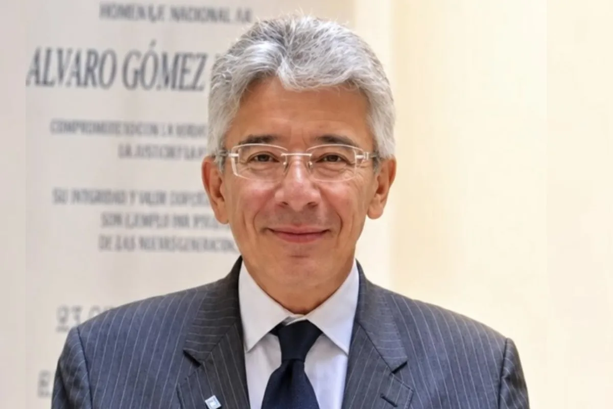 Uno de los elementos centrales de la controversia es que Enrique Gómez se declaró impedido para participar en la votación del presupuesto en la plenaria del Senado, después de haber intervenido en el primer debate en las comisiones económicas. El impedimento fue aceptado en la plenaria, según los reportes periodísticos. Ávila cuestiona que el senador hubiera reconocido la existencia de esa situación para una etapa del trámite, pero no se hubiera apartado de la discusión anterior en la que se aprobaron sus proposiciones - Foto: Redes Sociales Enrique Gómez