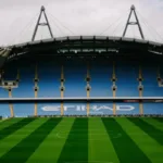 El Manchester City rechazó las conclusiones. En un comunicado, el club dijo estar decepcionado y sorprendido por el fallo, sostuvo que es inocente de las acusaciones y afirmó que existen pruebas que respaldan sus posiciones - Foto: Manchester City