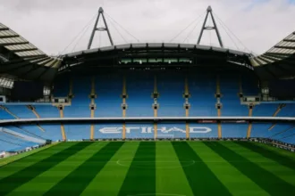 El Manchester City rechazó las conclusiones. En un comunicado, el club dijo estar decepcionado y sorprendido por el fallo, sostuvo que es inocente de las acusaciones y afirmó que existen pruebas que respaldan sus posiciones - Foto: Manchester City