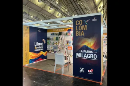 Las críticas se concentran en tres aspectos: el cambio del concepto visual que se había preparado inicialmente, la intervención de la oficina de comunicaciones de la Presidencia en el proceso de diseño y la pertinencia de utilizar un mensaje gubernamental en una feria internacional dedicada al libro y a la industria editorial - Foto: Redes Sociales