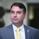 Flávio Bolsonaro, de 45 años, es senador y el hijo mayor del expresidente Jair Bolsonaro. Su candidatura convirtió la elección en una nueva confrontación entre el campo político identificado con la familia Bolsonaro y el proyecto del PT encabezado por Lula - Foto: Entrevistas Diversas