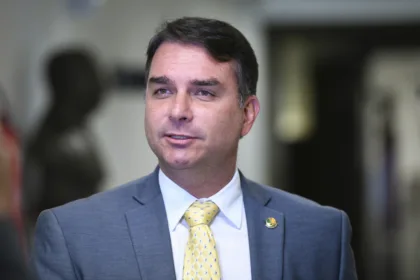 Flávio Bolsonaro, de 45 años, es senador y el hijo mayor del expresidente Jair Bolsonaro. Su candidatura convirtió la elección en una nueva confrontación entre el campo político identificado con la familia Bolsonaro y el proyecto del PT encabezado por Lula - Foto: Entrevistas Diversas