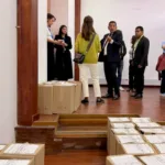 El traslado comenzó el 29 de octubre. De acuerdo con el Ministerio, funcionarios de la Biblioteca Marco Fidel Suárez, la Academia Diplomática, el Archivo y la Oficina Asesora de Planeación hicieron seguimiento permanente a las labores de embalaje, transporte y recepción del material bibliográfico y documental - Foto: Cancillería