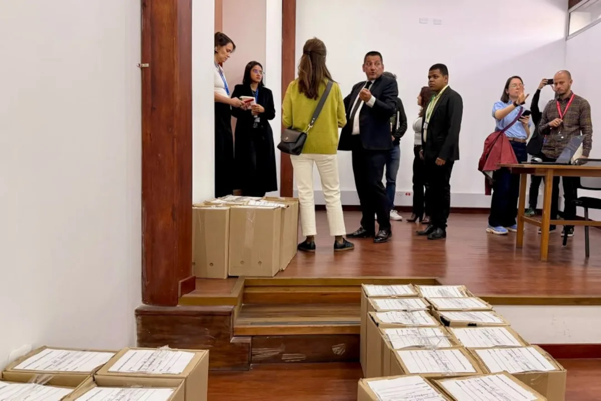 El traslado comenzó el 29 de octubre. De acuerdo con el Ministerio, funcionarios de la Biblioteca Marco Fidel Suárez, la Academia Diplomática, el Archivo y la Oficina Asesora de Planeación hicieron seguimiento permanente a las labores de embalaje, transporte y recepción del material bibliográfico y documental - Foto: Cancillería