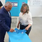 El bloque opositor encabezado por Gadi Eisenkot, exjefe del Estado Mayor de las Fuerzas de Defensa de Israel y dirigente del partido Yashar, conseguiría entre 51 y 53 escaños, según las distintas estimaciones. Ninguno de los dos sectores alcanzaría por sí solo los 61 puestos necesarios para asegurar una mayoría parlamentaria - Foto: X/@gadi_eisenkot
