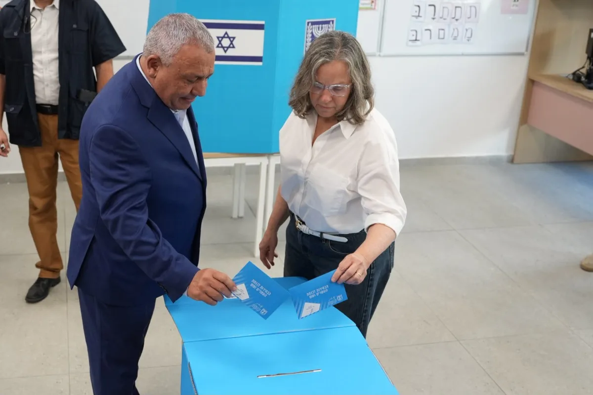 El bloque opositor encabezado por Gadi Eisenkot, exjefe del Estado Mayor de las Fuerzas de Defensa de Israel y dirigente del partido Yashar, conseguiría entre 51 y 53 escaños, según las distintas estimaciones. Ninguno de los dos sectores alcanzaría por sí solo los 61 puestos necesarios para asegurar una mayoría parlamentaria - Foto: X/@gadi_eisenkot