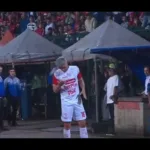 Uno de esos objetos fue una moneda que alcanzó el rostro del jugador de Santa Fe. El impacto le produjo una herida y provocó sangrado, por lo que Torres tuvo que recibir atención del cuerpo médico del conjunto capitalino antes de poder continuar hacia el banco - Foto: Captura Vídeo Win Sports