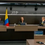 La JEP surgió del Acuerdo de Paz firmado en 2016 entre el Estado colombiano y las antiguas Farc-EP. Su diseño forma parte del sistema integral de verdad, justicia, reparación y no repetición, creado para responder a los crímenes cometidos durante el conflicto armado. Su función no consiste únicamente en imponer sanciones, sino también en establecer responsabilidades y propiciar el reconocimiento de los hechos por parte de quienes comparecen ante la jurisdicción - Foto: JEP
