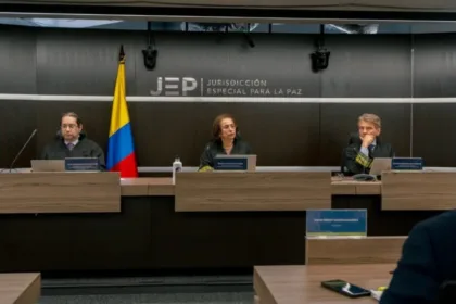 La JEP surgió del Acuerdo de Paz firmado en 2016 entre el Estado colombiano y las antiguas Farc-EP. Su diseño forma parte del sistema integral de verdad, justicia, reparación y no repetición, creado para responder a los crímenes cometidos durante el conflicto armado. Su función no consiste únicamente en imponer sanciones, sino también en establecer responsabilidades y propiciar el reconocimiento de los hechos por parte de quienes comparecen ante la jurisdicción - Foto: JEP