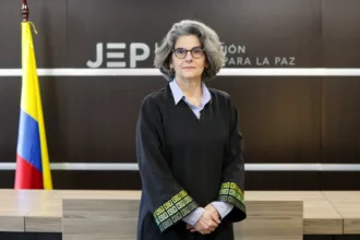 En su pronunciamiento, la JEP defendió la trayectoria de Lemaitre y destacó los resultados de las investigaciones desarrolladas desde la Sala de Reconocimiento de Verdad. Según las cifras citadas por la entidad, el despacho de la magistrada ha emitido nueve autos de imputación contra 74 comandantes de las antiguas Farc - Foto: JEP