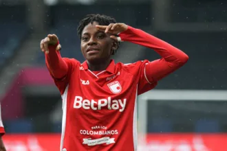 Al minuto 4, Kelly Ibargüen sorprendió a la defensa brasileña con un potente remate desde fuera del área y puso en ventaja a Santa Fe. El gol anticipó un partido exigente frente al vigente campeón del certamen, que había ganado sus dos encuentros anteriores de la fase de grupos - Foto: Independiente Santa Fe Femenino