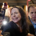 Machado denunció que Estados Unidos no la incluyó en las conversaciones celebradas en Caracas entre el Gobierno encabezado por Delcy Rodríguez y otra facción opositora. La dirigente considera que el proceso se desarrolla sin la participación directa de una de las principales figuras de la oposición venezolana - Foto: Kevin Payravi