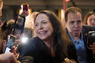 Machado denunció que Estados Unidos no la incluyó en las conversaciones celebradas en Caracas entre el Gobierno encabezado por Delcy Rodríguez y otra facción opositora. La dirigente considera que el proceso se desarrolla sin la participación directa de una de las principales figuras de la oposición venezolana - Foto: Kevin Payravi