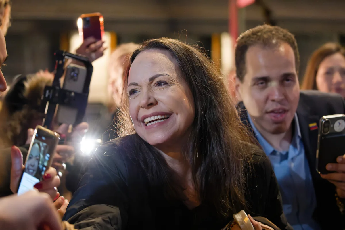 Machado denunció que Estados Unidos no la incluyó en las conversaciones celebradas en Caracas entre el Gobierno encabezado por Delcy Rodríguez y otra facción opositora. La dirigente considera que el proceso se desarrolla sin la participación directa de una de las principales figuras de la oposición venezolana - Foto: Kevin Payravi