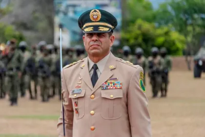 Los investigadores sostienen que el general habría impartido instrucciones para que el capturado y la sustancia regresaran a El Plateado, en lugar de continuar el procedimiento ante las autoridades competentes. La Fiscalía también examina posibles irregularidades en los documentos oficiales relacionados con el operativo y las circunstancias en las que se habría producido la devolución del detenido y del material incautado - Foto: Ejército Nacional