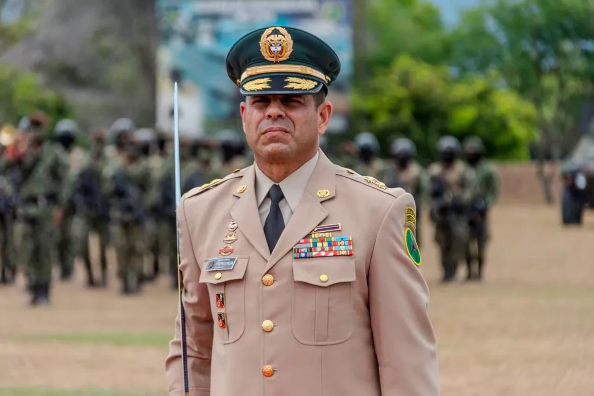 Los investigadores sostienen que el general habría impartido instrucciones para que el capturado y la sustancia regresaran a El Plateado, en lugar de continuar el procedimiento ante las autoridades competentes. La Fiscalía también examina posibles irregularidades en los documentos oficiales relacionados con el operativo y las circunstancias en las que se habría producido la devolución del detenido y del material incautado - Foto: Ejército Nacional