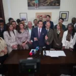 El ministro del Interior, Rodrigo Lara, radicó el proyecto el 15 de octubre de 2026. La reforma plantea modificar los artículos 180, 182, 183 y 346 de la Constitución para permitir la postulación de proyectos regionales por parte de congresistas, establecer registros públicos de intereses y financiadores de campañas, y redefinir las condiciones que configuran un conflicto de interés - Foto: Ministerio del Interior
