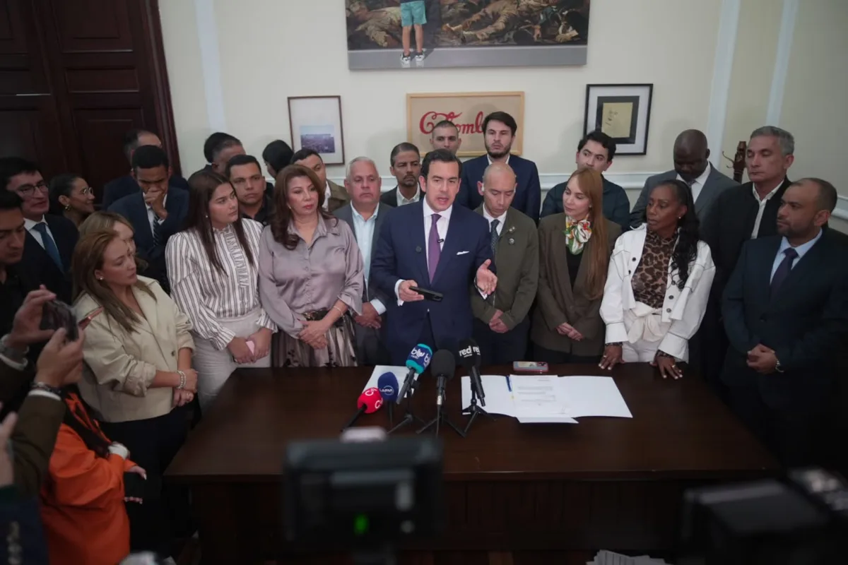 El ministro del Interior, Rodrigo Lara, radicó el proyecto el 15 de octubre de 2026. La reforma plantea modificar los artículos 180, 182, 183 y 346 de la Constitución para permitir la postulación de proyectos regionales por parte de congresistas, establecer registros públicos de intereses y financiadores de campañas, y redefinir las condiciones que configuran un conflicto de interés - Foto: Ministerio del Interior