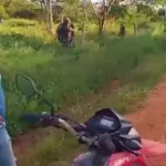 Uno de los principales interrogantes planteados por la Junta de Acción Comunal tiene que ver con lo ocurrido después de la muerte. La comunidad asegura que desconoce qué pasó con el cuerpo de Mojica Guzmán tras el operativo - Foto: Captura Vídeo Redes Sociales