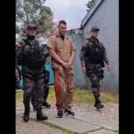 Monsalve fue trasladado finalmente el 1.º de octubre, después de haber sido llevado a una clínica de Bogotá durante el operativo por una afectación cardiovascular. Una vez recibió el alta médica, el procedimiento penitenciario continuó y el testigo quedó recluido en Cómbita - Foto: INPEC