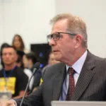 La Sala atribuyó a Montoya responsabilidad como autor por omisión impropia. La imputación se fundamenta en el presunto incumplimiento de sus deberes de mando, control, verificación, investigación y protección, pese a que, por su condición de comandante de la Cuarta Brigada, tenía una posición de garante frente a la población civil y las unidades bajo su responsabilidad - Foto: JEP