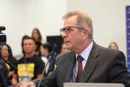 La Sala atribuyó a Montoya responsabilidad como autor por omisión impropia. La imputación se fundamenta en el presunto incumplimiento de sus deberes de mando, control, verificación, investigación y protección, pese a que, por su condición de comandante de la Cuarta Brigada, tenía una posición de garante frente a la población civil y las unidades bajo su responsabilidad - Foto: JEP