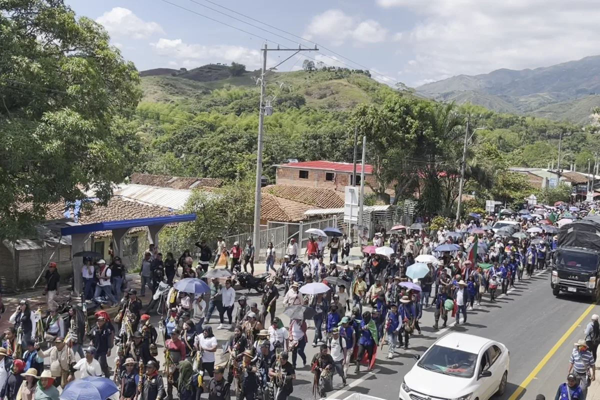 El Cauca tiene una larga trayectoria de movilización indígena y de organización comunitaria. Sus autoridades han recurrido a marchas, encuentros y otras acciones colectivas para reclamar garantías sobre los territorios, la participación política, la educación propia y la protección de sus comunidades - Foto: CRIC