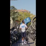 Quintana cruzó aquel corredor humano con una sonrisa. Llevaba el dorsal 81 del Movistar Team y una bicicleta especialmente diseñada para la ocasión. El rojo recordaba su victoria en la Vuelta a España de 2016; el rosa, el Giro de Italia conquistado en 2014; y una línea azul en el tubo superior representaba el camino que recorría en bicicleta cuando era niño para llegar desde su casa hasta la escuela - Foto: Movistar Team