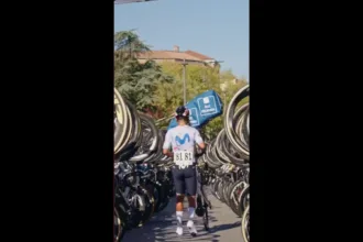 Quintana cruzó aquel corredor humano con una sonrisa. Llevaba el dorsal 81 del Movistar Team y una bicicleta especialmente diseñada para la ocasión. El rojo recordaba su victoria en la Vuelta a España de 2016; el rosa, el Giro de Italia conquistado en 2014; y una línea azul en el tubo superior representaba el camino que recorría en bicicleta cuando era niño para llegar desde su casa hasta la escuela - Foto: Movistar Team