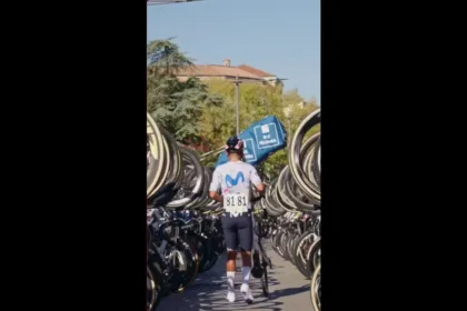 Quintana cruzó aquel corredor humano con una sonrisa. Llevaba el dorsal 81 del Movistar Team y una bicicleta especialmente diseñada para la ocasión. El rojo recordaba su victoria en la Vuelta a España de 2016; el rosa, el Giro de Italia conquistado en 2014; y una línea azul en el tubo superior representaba el camino que recorría en bicicleta cuando era niño para llegar desde su casa hasta la escuela - Foto: Movistar Team
