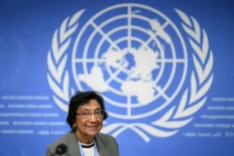 Entre 2003 y 2008, Pillay fue jueza de la Corte Penal Internacional, con sede en La Haya. Posteriormente, entre 2008 y 2014, se desempeñó como alta comisionada de las Naciones Unidas para los Derechos Humanos, desde donde promovió la protección de poblaciones vulnerables y la rendición de cuentas por violaciones graves - Foto: Justice Info