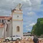 En Penonomé se reportaron afectaciones estructurales, entre ellas daños en la catedral y el derrumbe parcial de un hotel. También circularon informes sobre balcones residenciales y otras construcciones que sufrieron daños durante el movimiento - Foto: Captura Vídeo Redes Sociales