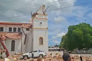 En Penonomé se reportaron afectaciones estructurales, entre ellas daños en la catedral y el derrumbe parcial de un hotel. También circularon informes sobre balcones residenciales y otras construcciones que sufrieron daños durante el movimiento - Foto: Captura Vídeo Redes Sociales