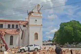 En Penonomé se reportaron afectaciones estructurales, entre ellas daños en la catedral y el derrumbe parcial de un hotel. También circularon informes sobre balcones residenciales y otras construcciones que sufrieron daños durante el movimiento - Foto: Captura Vídeo Redes Sociales