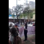 La jornada también abrió una controversia por la presencia de la fuerza pública durante la manifestación. El ministro del Interior, Rodrigo Lara, afirmó que el plantón afectaba el acceso a una estación de Policía y que, después de un diálogo con los participantes, se acordó dejar un carril habilitado para permitir la movilidad. Según su versión, la Policía se retiró tras ese compromiso y la protesta continuó de manera pacífica - Foto: Redes Sociales